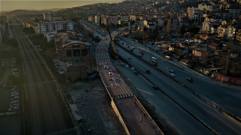 Kuruçeşme tramvayında kirişler tamam sıra raylara geldi