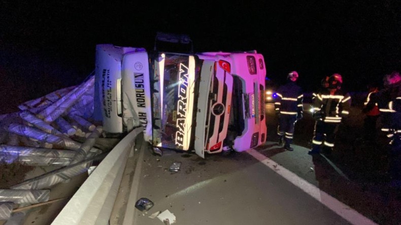 Halı yüklü tır devrildi, sürücü yaralandı