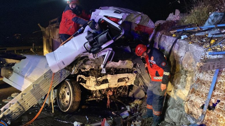 istinat duvarına çarpan et yüklü kamyon kağıt gibi ezildi