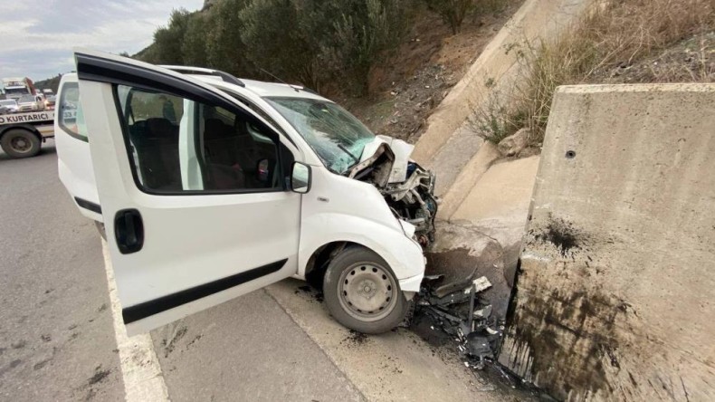 Feci kazada araç hurdaya döndü