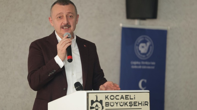 Üniversiteli gençler sordu, Büyükakın içtenlikle cevap verdi