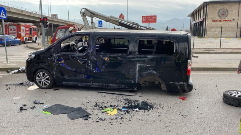 Minibüs ile otomobil çarpıştı: Yaralılar var