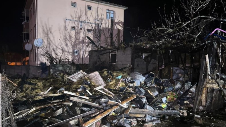 Kalorifer kazanı patladı, alevler geceyi aydınlattı