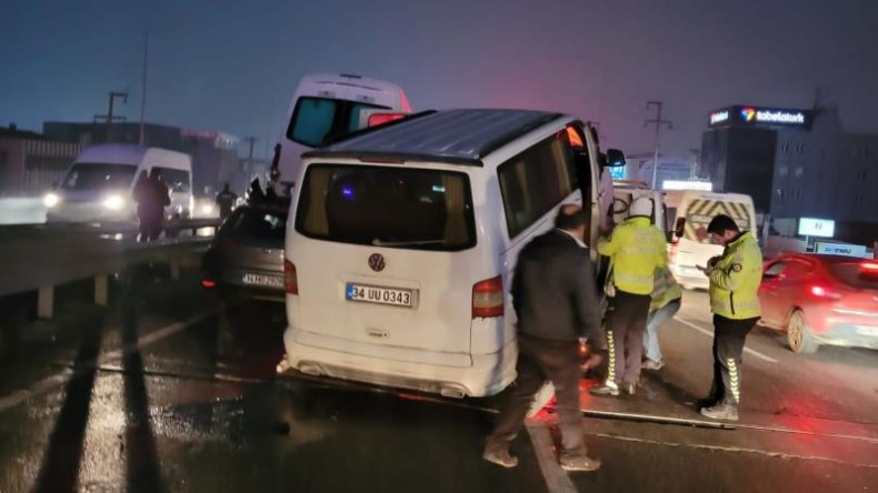 9 araç kazaya karıştı, ortalık savaş alanına döndü