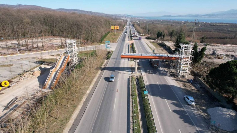 Ormanya yaya üstgeçidinin çelik tabliye montajı yapıldı