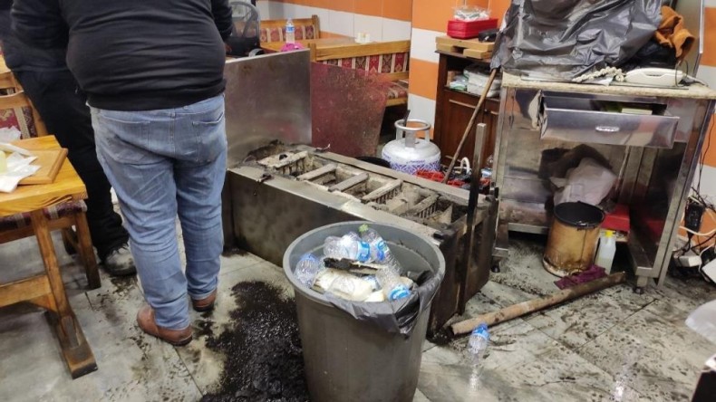 Tadilat yapmak istediler, döner ocağı üzerlerine düştü