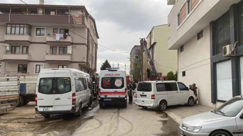 Mutfakta yangın çıktı, ölümden döndüler