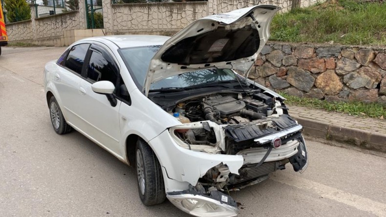 Kontrolden çıkan otomobil elektrik direğine çarptı