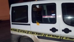 Muhtarın aracına mezarlıkta silahlı saldırı