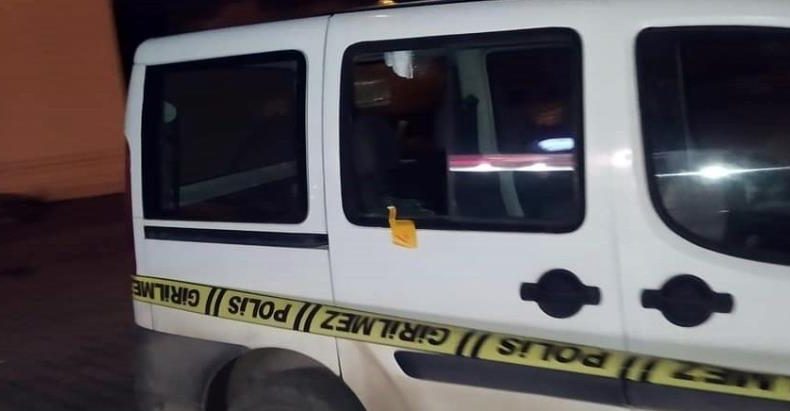 Muhtarın aracına mezarlıkta silahlı saldırı