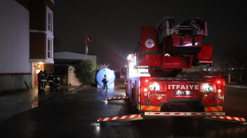 Arıtma tankeri fabrikasında büyük yangın