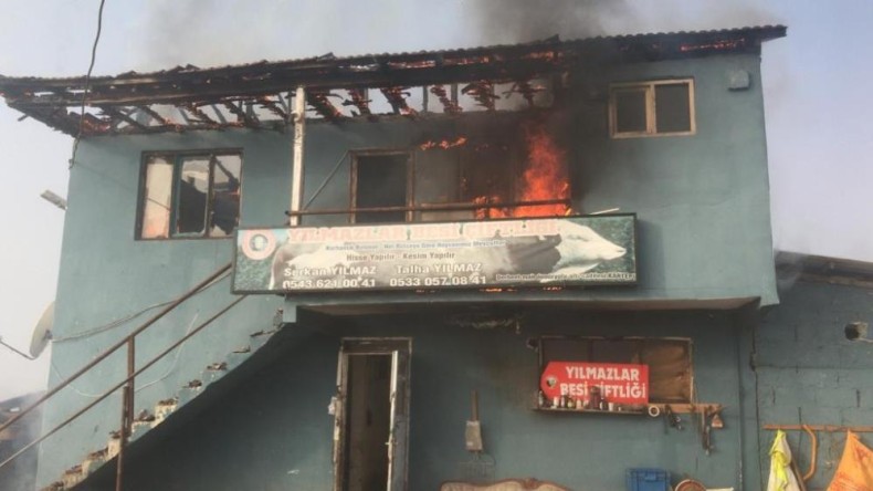 Ahır olarak kullanılan binanın üst katında yangın çıktı