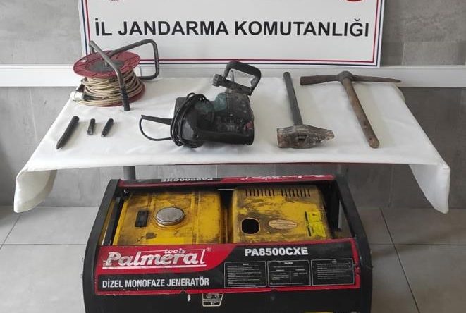 Ormanda define ararken jandarmaya suçüstü yakalandılar