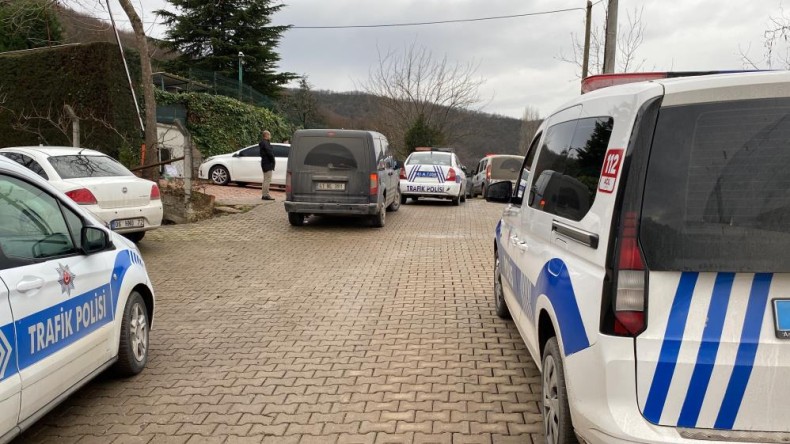 Kız arkadaşına kiralık araçta yapmadığını bırakmadı