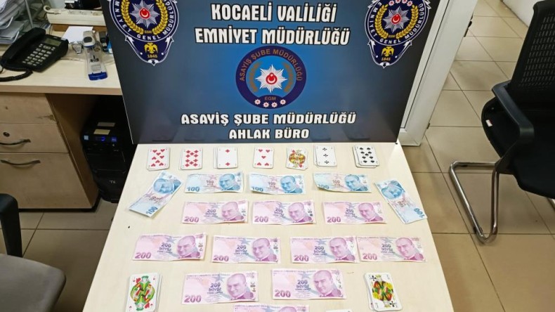 İş yerinde kumar oynarken yakalandılar