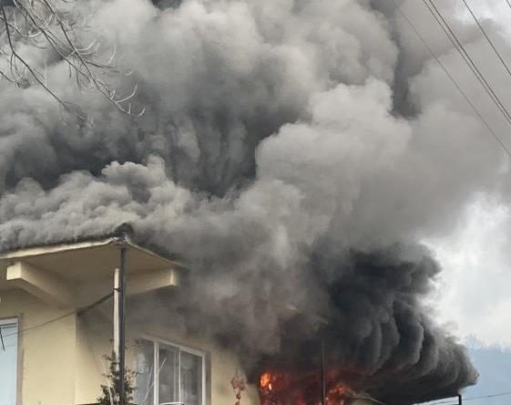 Sahibinin umrede olduğu evde yangın