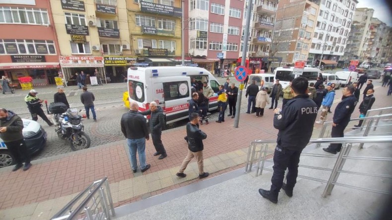 Davalık olan aileler birbirlerini bıçakladı