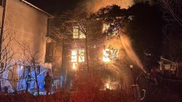 Gölcük’te korkunç yangın; Bina alevlere teslim oldu