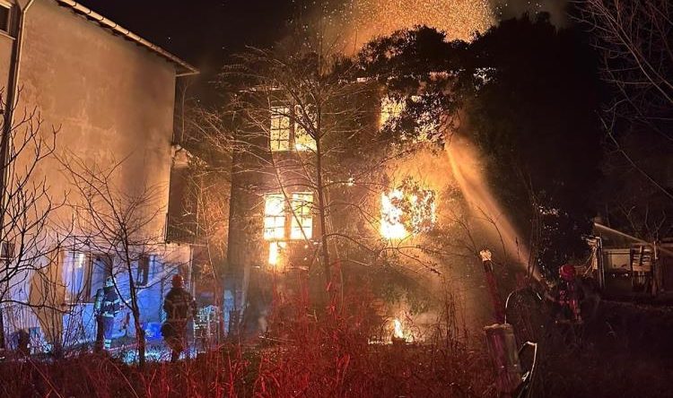 Gölcük’te korkunç yangın; Bina alevlere teslim oldu