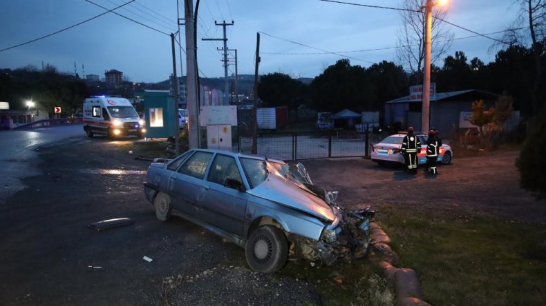 Otomobil karşı şeritten gelen TIR’a çarptı; Yaralılar var