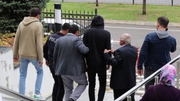 Duruşmada tercümanı jiletle yaralamıştı, hakim karşısına çıktı