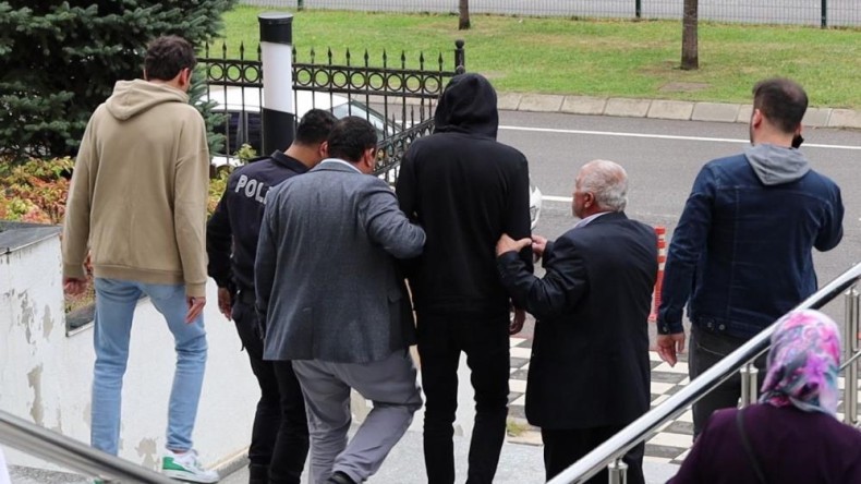 Duruşmada tercümanı jiletle yaralamıştı, hakim karşısına çıktı