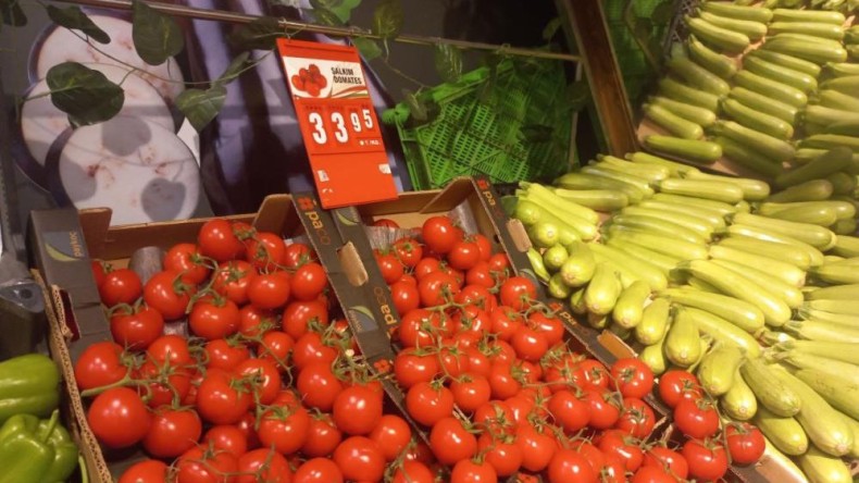 Zincir marketlerin manav reyonları ile pazarlardaki fiyat farkı tepkilere sebep oluyor