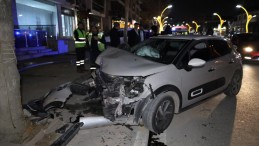 Otomobil önce servis aracına, sonra elektrik direğine çarptı