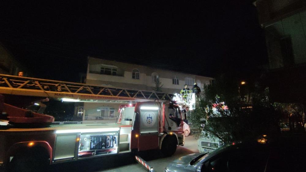 6 katlı binanın çatısında çıkan yangın paniğe sebep oldu