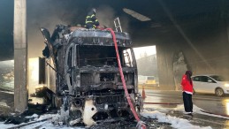 Çay yüklü tır alev alev yandı