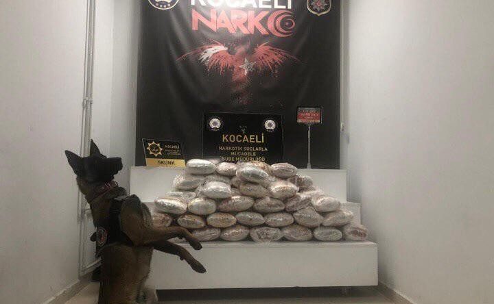 “Dur” ihtarına uymadı tüm planları suya düştü, kilolarca uyuşturucu ele geçirildi