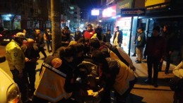 Peş peşe kazalar; Motosiklet sürücüsü kaldırıma savruldu