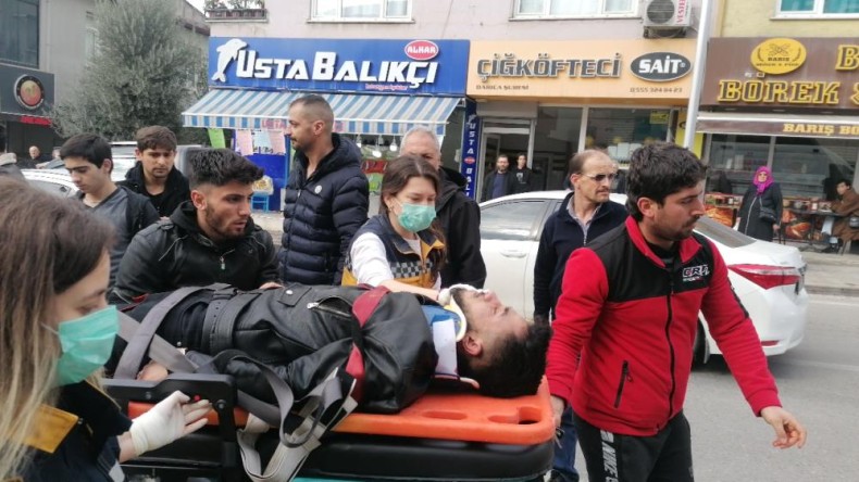 Motosiklet otomobile çarptı; İki kişi yola savruldu