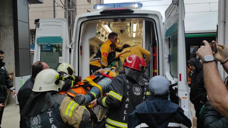 Asansör boşluğuna düştü; Arkadaşları sinir krizi geçirdi