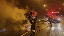 Alevlere teslim olan kamyon hurdaya döndü