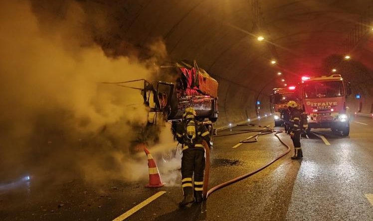 Alevlere teslim olan kamyon hurdaya döndü