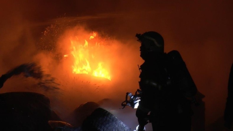 Açık alanda depolanan lastikler alev alev yandı
