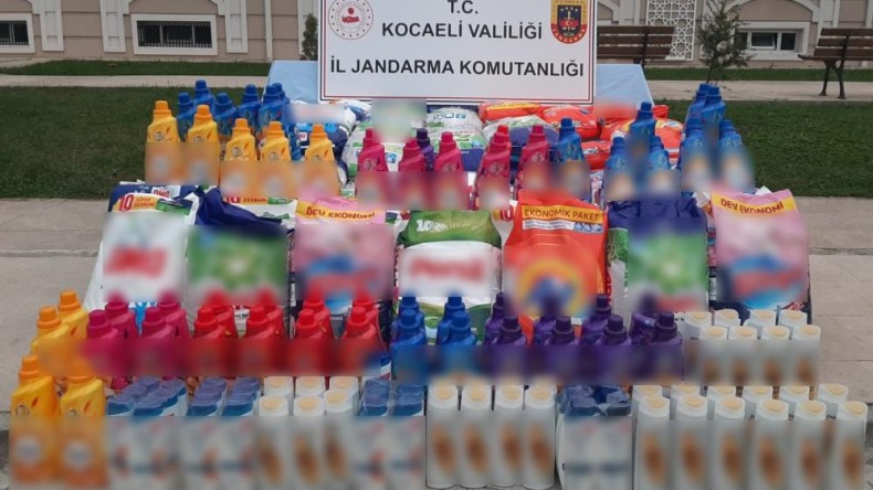 Gölcük’te araçta yapılan aramada taklit ürünler ele geçirildi