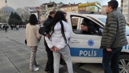 Genç kızların kavgasında kan aktı