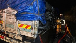 Kumaş yüklü kamyonda yangın çıktı