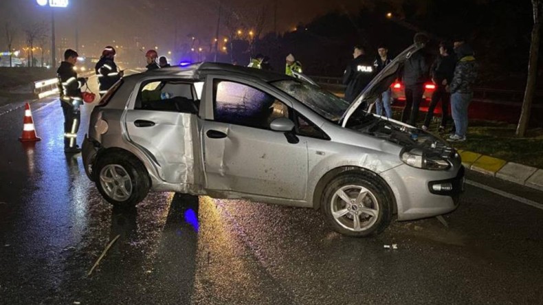 Otomobil elektrik direği ve ağaçları devirdi: Yaralılar var