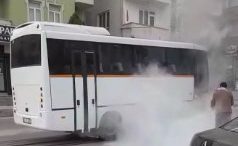 Seyir halindeki minibüsün altından alevler yükseldi