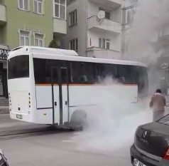 Seyir halindeki minibüsün altından alevler yükseldi