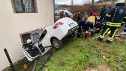 Başiskele’de kaza; Otomobil bahçeye düştü, yaralılar var