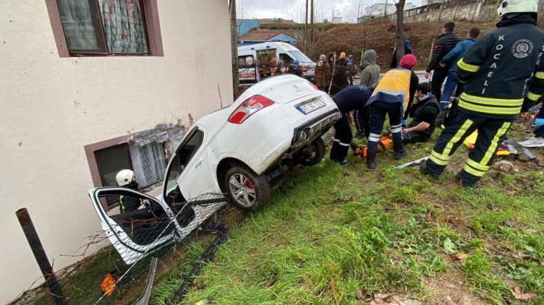 Başiskele’de kaza; Otomobil bahçeye düştü, yaralılar var