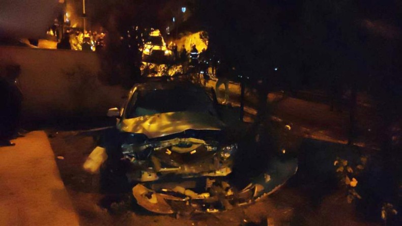 Otomobil evin bahçesine uçtu; Yaralılar var