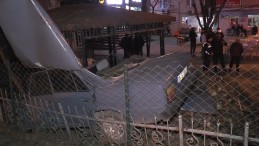 Otomobil çay bahçesine uçtu; Yaralılar var