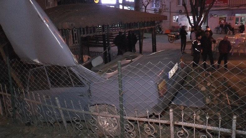 Otomobil çay bahçesine uçtu; Yaralılar var