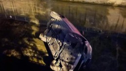 İzmit Alikahya’da lüks araç dereye uçtu