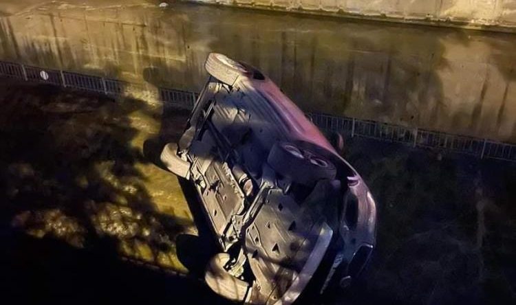 İzmit Alikahya’da lüks araç dereye uçtu